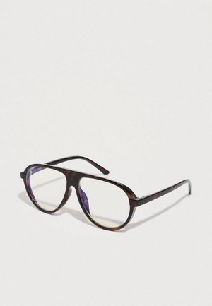 Lunettes écaille de tortue avec des montures rectangulaires surdimensionnées. Les lentilles transparentes et la finition lisse et brillante contrastent avec les embouts de branches mats.