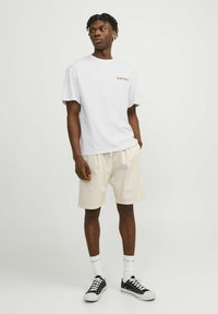 Jack & Jones JORTOKYO MARKET TEE  CREW NECK - Majica kratkih rukava s printom - bright white print:red script
