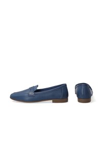 Blauwe leren loafers met een ronde neus, kleine decoratieve accenten en een platte bruine zool. Glad oppervlak en een minimalistisch design.