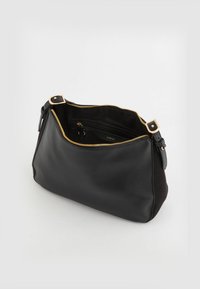 Czarna torebka skórzana z teksturowanym wykończeniem, o zaokrąglonym kształcie, złotym zamkiem błyskawicznym i ciemnym wnętrzem. Posiada regulowany pasek i kieszonkę na zamek.