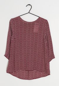 Blusa granate con cuello redondo y mangas de tres cuartos, que presenta un patrón geométrico blanco y una tela suave y ligera.