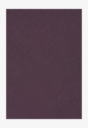 Paarse rekstof met een fijne ribbelstructuur, met een gelijkmatige, gladde afwerking en zonder zichtbare patronen of versieringen.