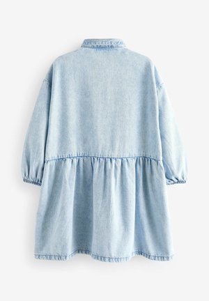 Rochie din denim bleu deschis cu guler, mansete elastice și fustă plisată, evazată. Textură moale, design casual și lungime medie.