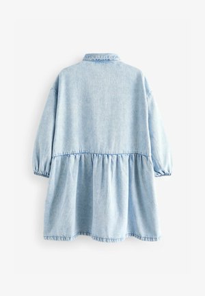 Világoskék farmerruha gallérral, elasztikus mandzsettával és ráncolt, bővülő szoknyával. Puha tapintású, laza kialakítású és térd alatt végződő.