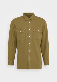 Oliwkowa koszula z długim rękawem, zapinana na guziki, z dwoma kieszeniami na piersi i białymi guzikami. Wykonana z miękkiego, teksturowanego materiału.