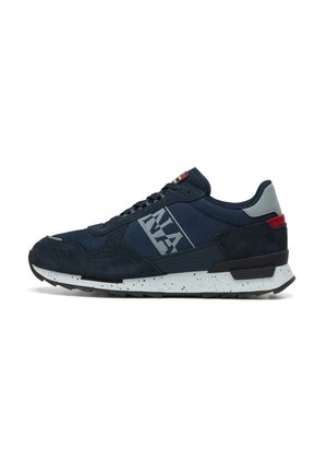 Mørkeblå atletisk sneaker med hvid plettet sål, sort ydersål, gråt "NAPAPIJRI" logo på siden og røde og grå hældetaljer.