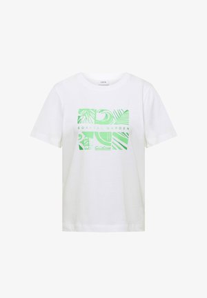 Hvid t-shirt med korte ærmer med grøn abstrakt kysttema-grafik og teksten "Coastal Garden" foran.