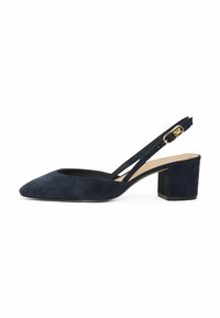 Escarpins slingback en daim bleu marine avec un bout pointu, un talon bloc et une sangle ajustable dotée d'une boucle en or. Doublure intérieure lisse.