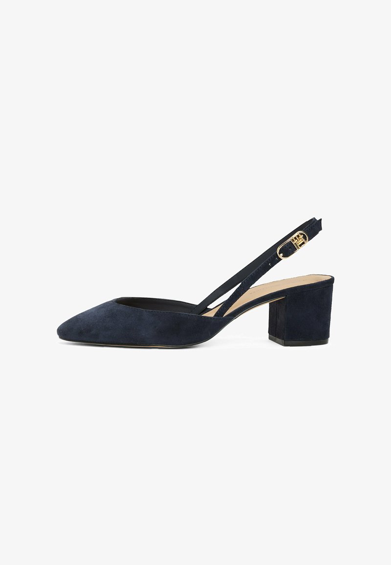 Marineblauwe suède slingback hakken met een spitse neus, blokhak en verstelbare band met een gouden gesp. Glad interieur.