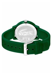 Montre en silicone verte avec un bracelet texturé et un fond de boîtier en acier inoxydable. Caractéristiques : logo argenté et design résistant à l'eau.