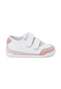 Sneaker bianca con dettagli in suede rosa, dotata di due cinturini regolabili in velcro, suola in gomma e punta rinforzata per una maggiore durata.