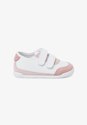 Weiße Sneaker mit rosa Wildlederakzenten, ausgestattet mit zwei verstellbaren Klettverschlüssen, Gummisohle und verstärkter Zehenkappe für Haltbarkeit.
