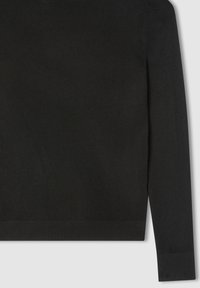 Czarny sweter z okrągłym dekoltem, długimi rękawami oraz ściągaczami przy rękawach i u dołu. Wykonany z gładkiego, lekkiego materiału bez widocznych wzorów ani akcentów.