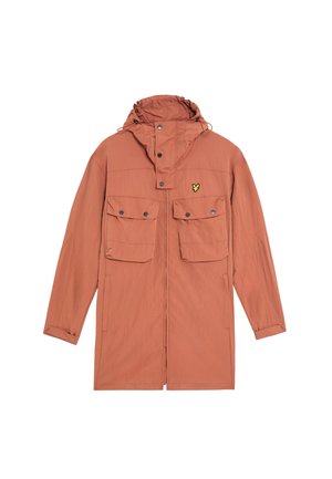 Lange fog coat in licht terracotta met een rits aan de voorkant, twee borstzakken en een verstelbare capuchon. Bevat subtiele textuur en een logo-accent.