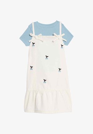 Jasnoniebieska ryflowana bluzka z krótkim rękawem w zestawieniu z kremową bawełnianą sukienką z haftem czereśniowym i kokardkami na ramiączkach.