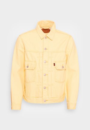 Hellgelbe Denimjacke mit Frontknöpfen, zwei Brustklapptaschen, langen Ärmeln und klassischem Kragen auf weißem Hintergrund.