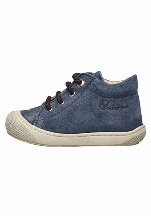 Sneaker alta in suede blu con punta in gomma, suola bianca, lacci neri e logo in rilievo sul lato. Finitura testurizzata.
