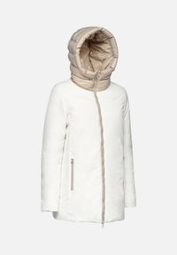 Giacca bianca isolata con cappuccio imbottito beige, chiusura con zip verticale e tasche laterali. Tessuto liscio con finitura opaca.