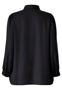 Zwarte blouse met lange mouwen, een soepele textuur, doorgeknoopte manchetten en een klassieke kraag. Heeft gerimpelde schoudernaden voor extra volume.