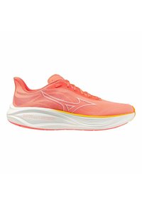 Zapatilla de running ligera en malla de color coral brillante con acentos en blanco y amarillo. Presenta una suela acolchada y una parte superior texturizada para mayor transpirabilidad.