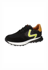 Svart sneaker med en kombination av mocka och mesh-material. Har en gul accent, brun häl och en texturerad svart gummisula.