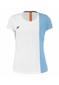Kurzarmhemd mit einem weißen Körper, hellblauer linker Seite und einem orangefarbenen Akzent auf dem Rücken. Hat ein schwarzes Logo auf der Brust.