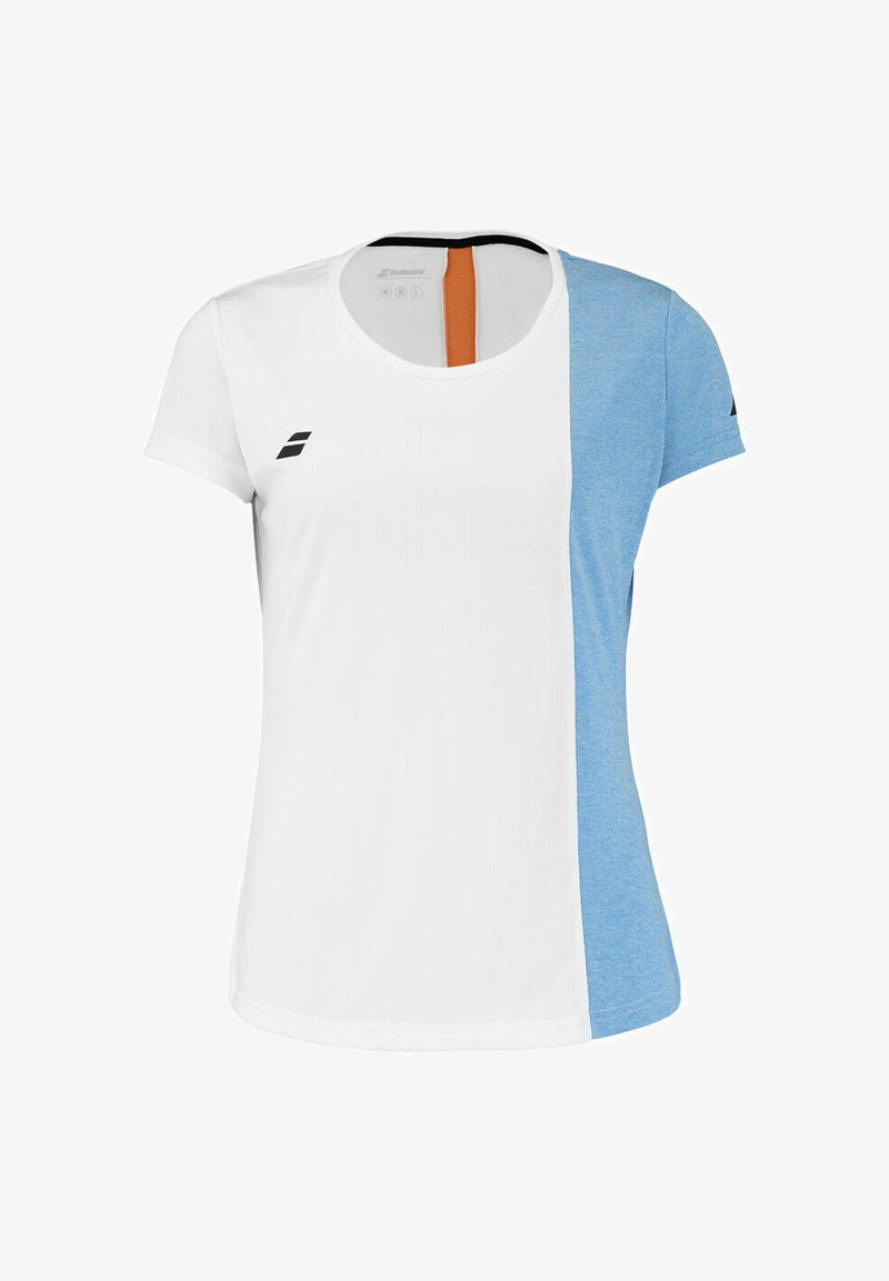 Korte mouwen shirt met een witte body, lichtblauwe linkerkant en een oranje accent op de achterkant. Bevat een zwart logo op de borst.