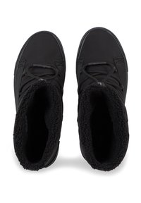 Botas de tobillo negras de tela texturizada con forro de pelo sintético, que presentan una puntera redondeada y cordones en contraste.