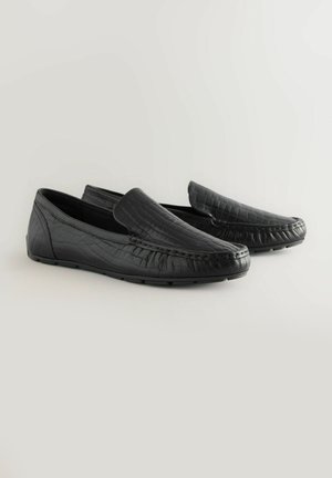 Mustad musta nahast loafers, millel on tekstureeritud krokodillimuster, ümar varvas ja elastsed külgplaadid. Kummist tallad, mis tagavad hea haarde ja paindlikkuse.