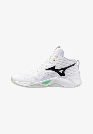 Højt snørestøvle i hvidt mesh og syntetisk materiale, med et sort logo, orange snørehuller og en grøn detalje på sålen.