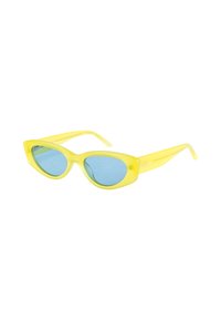 Gafas de sol tipo cat-eye con un marco de plástico amarillo translúcido y lentes de tinte azul. Presentan un diseño elegante y acentos de hardware mínimos.