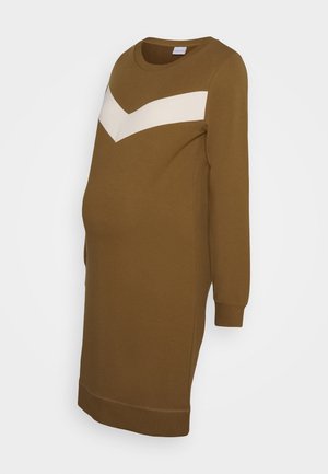 Robe de maternité marron avec un motif en chevron blanc sur le devant. Manches longues et poignets côtelés. Tissu doux et extensible. Texture lisse.
