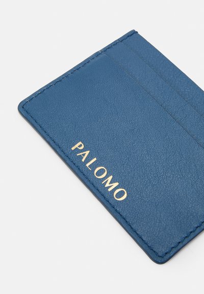 Mėlynas odinis kortelių laikiklis su tekstūruotu paviršiumi, keturiais skyreliais ir auksu iškilusiu užrašu „PALOMO“. Suapvalinti kampai ir tvarkingi siuvimo detalės.