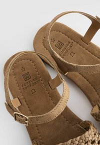 Next FOREVER COMFORT WEAVE - REGULAR FIT - Sandaalit nilkkaremmillä - tan brown
