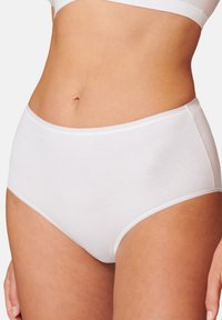 Hochgeschnittene weiße Baumwollslips mit elastischem Bund, nahtlosen Seiten und glatter Oberfläche, im klassischen Schnitt und mit minimaler Naht.