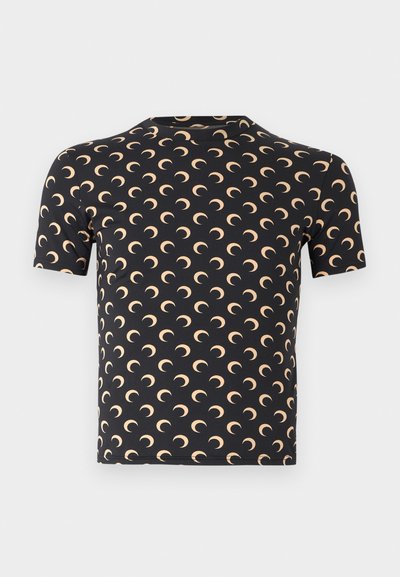 Tricou negru cu mânecă scurtă, având un model format din forme de semilună, de culoare bej deschis, pe întreaga suprafață. Confecționat dintr-un material neted, cu un design ajustat.