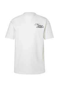 Witte t-shirt met korte mouwen en zwarte cursieve tekst op de bovenste linkerkant van de borst met de tekst "Ne parle pas de la nuit Denise".