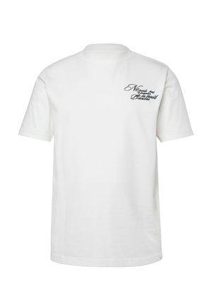 Witte t-shirt met korte mouwen en zwarte cursieve tekst op de bovenste linkerkant van de borst met de tekst "Ne parle pas de la nuit Denise".