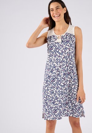 Robe sans manches en tissu léger, avec un empiècement en dentelle aux épaules, motif à pois bleu marine, rose et blanc, avec des fentes latérales.