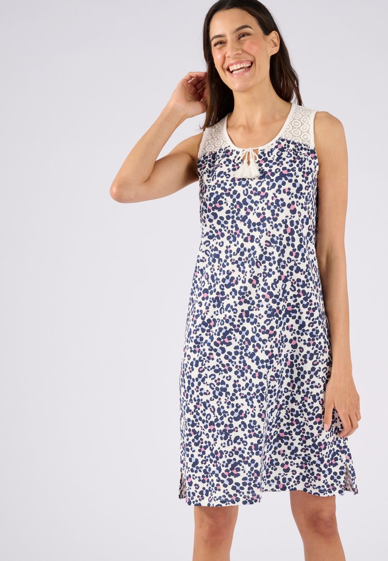 Abito senza maniche realizzato in tessuto leggero, con yoke in pizzo sulle spalle, motivo a pois nei colori blu navy, rosa e bianco, con spacchi laterali.