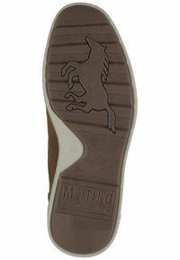 Suola di scarpa in gomma marrone con logo di un cavallo in rilievo, scanalature orizzontali per la trazione e testo impressa che recita "MUSTANG True Denim."