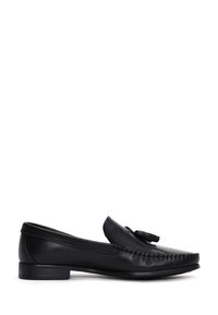 Mocassin en cuir noir avec détail de gland, talon bas et coutures le long de l'embout, présenté de profil sur fond blanc.