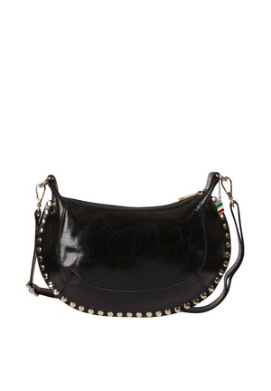 Sac d'épaule en cuir noir en forme de croissant avec des clous dorés le long des bords et une étiquette drapeau italien sur la tirette de la fermeture éclair.
