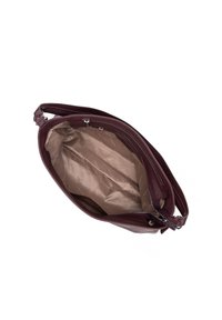 Sac à main en cuir bordeaux avec une finition texturée, doté d'une fermeture éclair et d'un intérieur lisse couleur beige avec un logo discret.