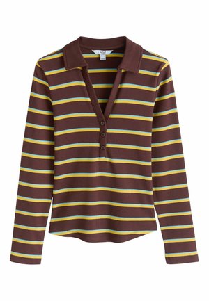 Tricou polo maro cu mânecă lungă, cu dungi orizontale galbene și albastru deschis și trei nasturi pe partea din față.