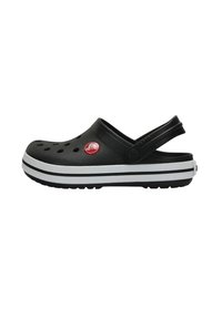 Zwarte Crocs met een slip-on ontwerp, voorzien van ventilatiegaten, witte strepen op de zool en een rode logodetail.