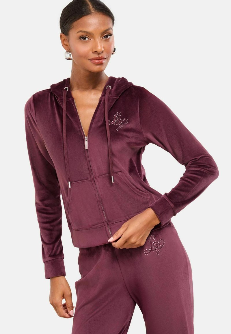 Bordová zipová mikina z mäkkého, sametového materiálu s klokaním vreckom, šnúrkami a akcentom s rhinestone logom na hrudi.
