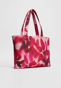 Borsa tote realizzata in un tessuto rosa vibrante e liscio, con un motivo floreale accentuato da tonalità di rosso scuro e nero. Progettata con due spallacci robusti.