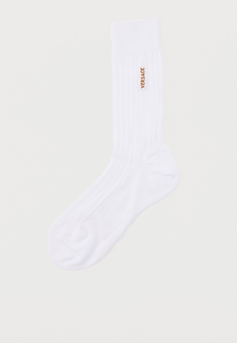 Λευκή κάλτσα μεσαίου μήκους με ανάγλυφη υφή και μικρό χρυσό κείμενο "VERSACE" στο πλάι.