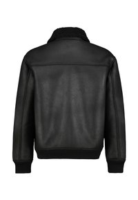 Zwarte leren jas met een gestructureerde afwerking, voorzien van een schapenwol kraag, geribbelde manchetten en een tailleband. Eenvoudig ontwerp zonder zichtbare versieringen.